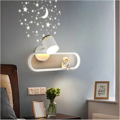 AstroLys – astronaut vägglampa med svävande stjärnor/Vit – | Dinvardagsshop
