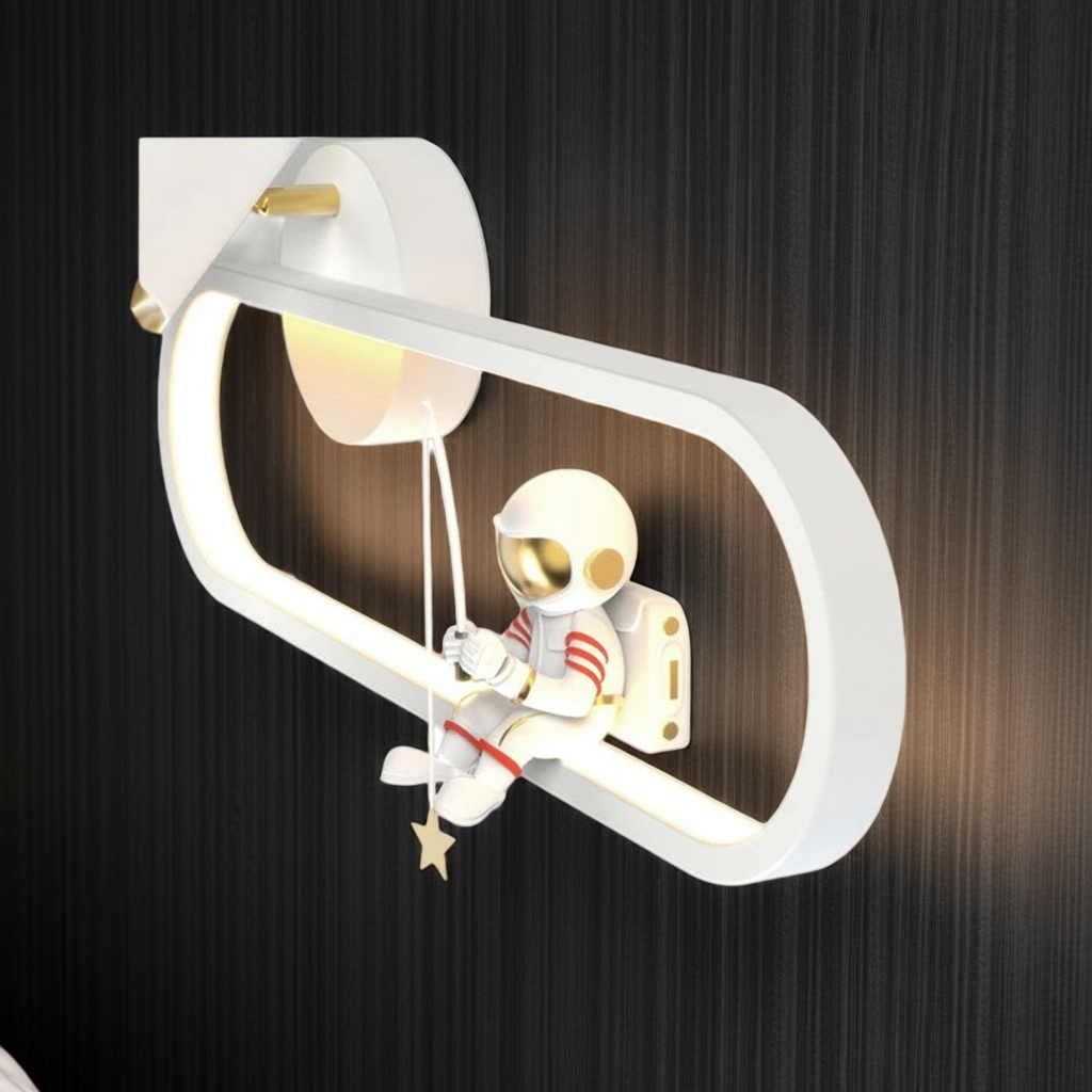 AstroLys – astronaut vägglampa med svävande stjärnor/Vit – | Dinvardagsshop