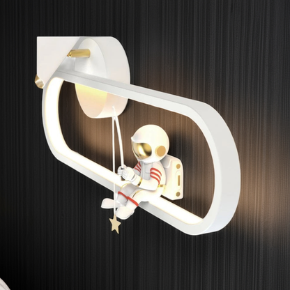 AstroLys – astronaut vägglampa med svävande stjärnor/Vit – | Dinvardagsshop