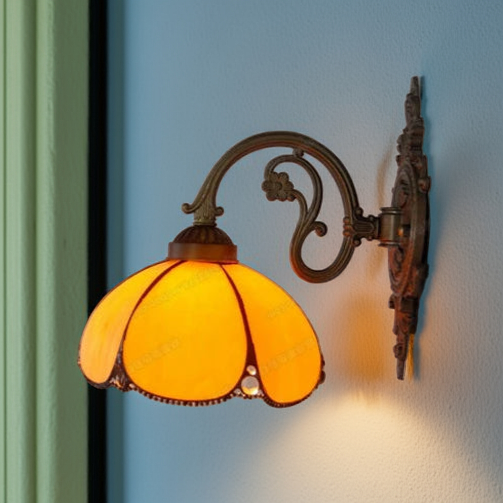 Aurora – Tiffany-inspirerad vägglampa i bärnstensgult glas, rund design – | Dinvardagsshop