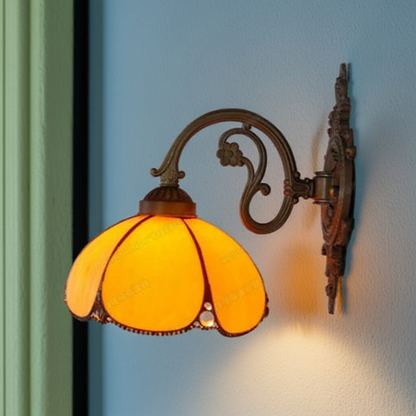 Aurora – Tiffany-inspirerad vägglampa i bärnstensgult glas, rund design – | Dinvardagsshop