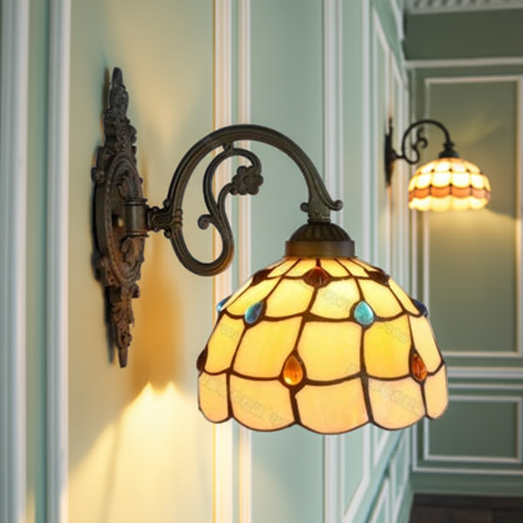 Aurora – Tiffany-inspirerad vägglampa i bärnstensgult glas, rund design – | Dinvardagsshop