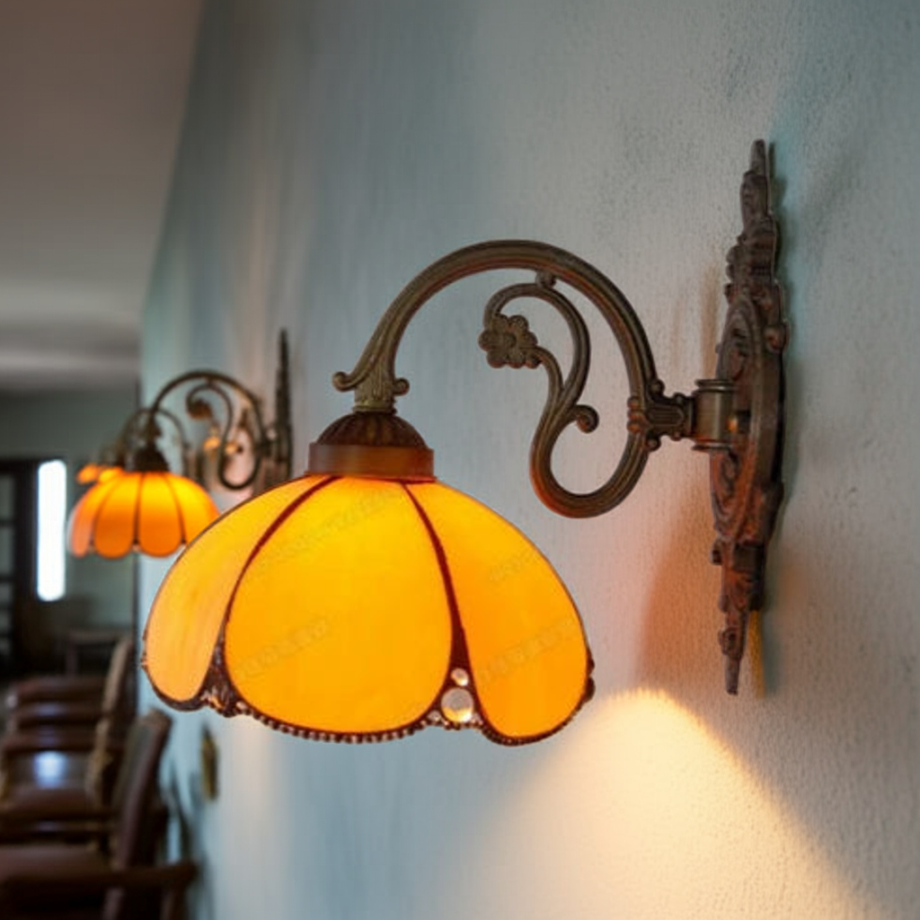 Aurora – Tiffany-inspirerad vägglampa i bärnstensgult glas, rund design – | Dinvardagsshop