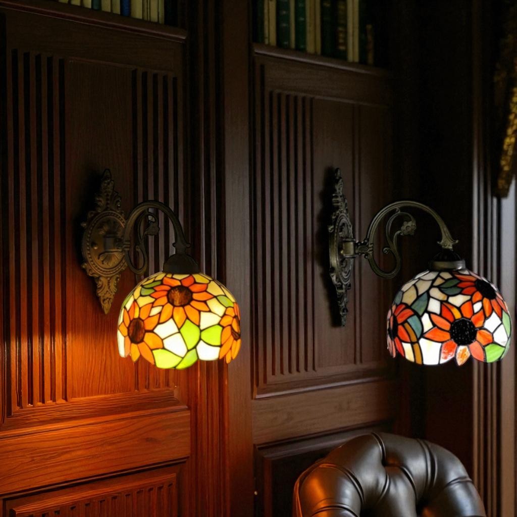 Aurora – Tiffany-stil-inspirerad vägglampa med orange/gul blomdesign